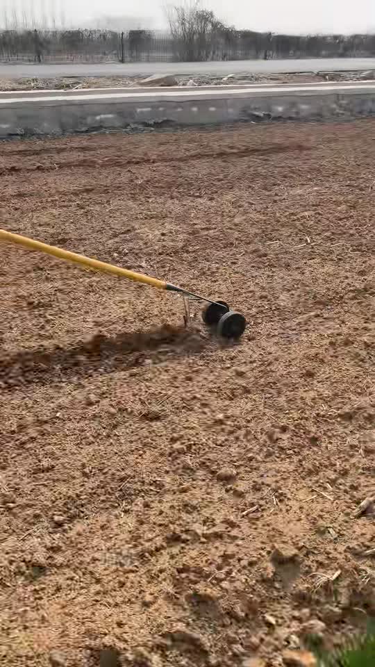 AgroWheel Pro — sapă manuală pe roți cu 3 capete