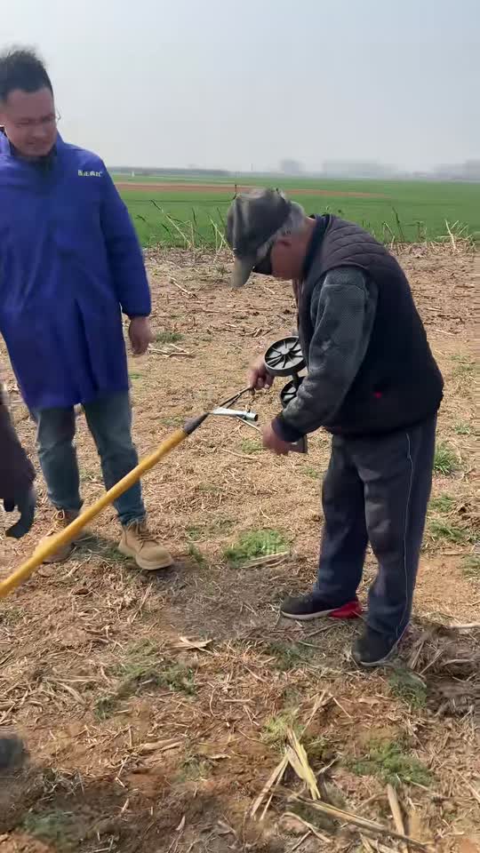 AgroWheel Pro — sapă manuală pe roți cu 3 capete