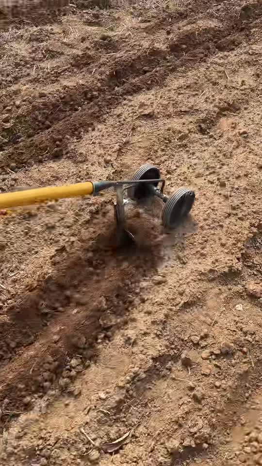 AgroWheel Pro — sapă manuală pe roți cu 3 capete