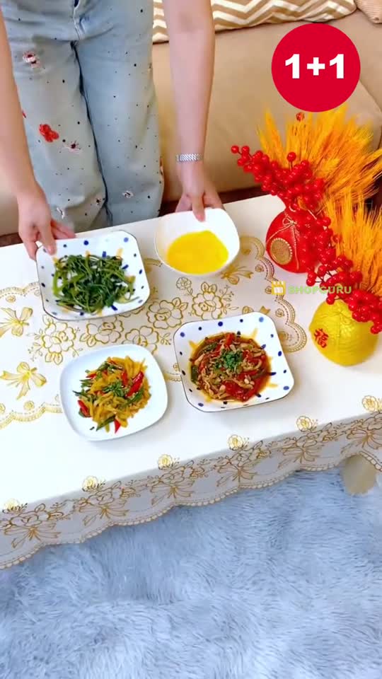 Față de masă crem cu motive florale aurii