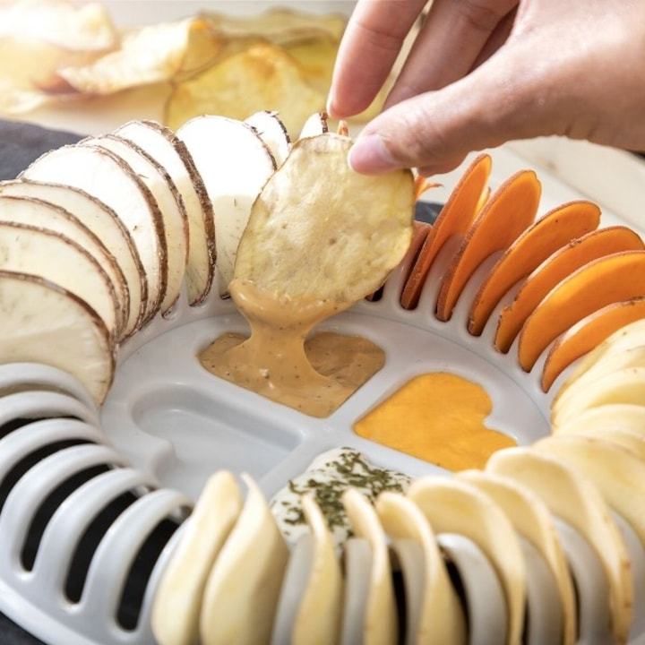 CRISPIX™ – Aparat pentru Chipsuri de Casa la Microunde, cu Feliator si Suport Circular