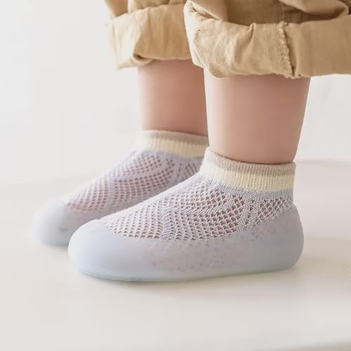 TinySteps™ - Sosete Antiderapante Respirabile pentru Copii, Stil Plasa cu Talpa