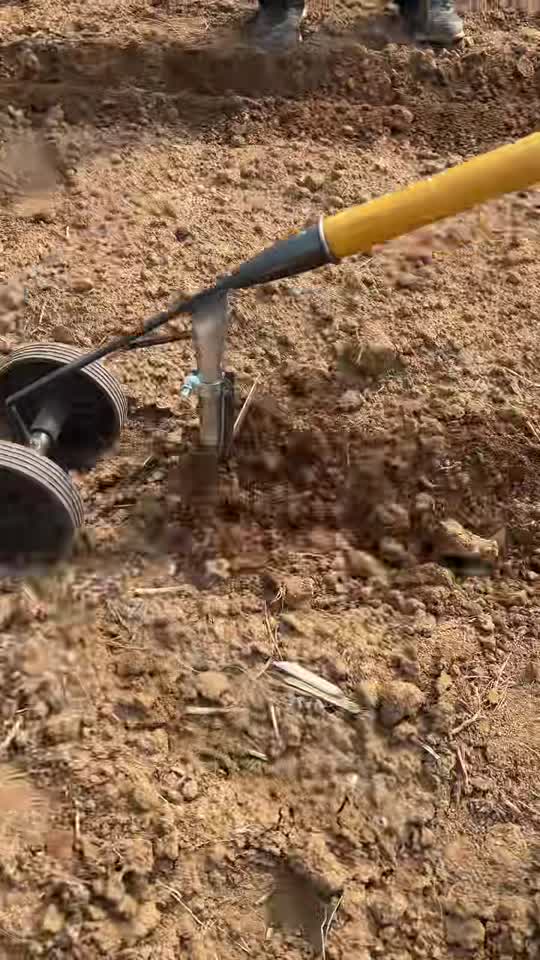 AgroWheel Pro — sapă manuală pe roți cu 3 capete
