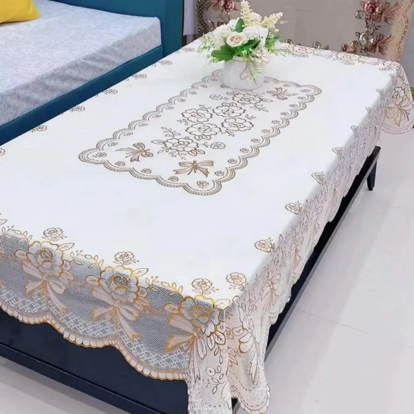 Față de masă crem cu motive florale aurii