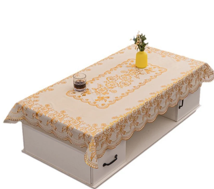 Față de masă crem cu motive florale aurii