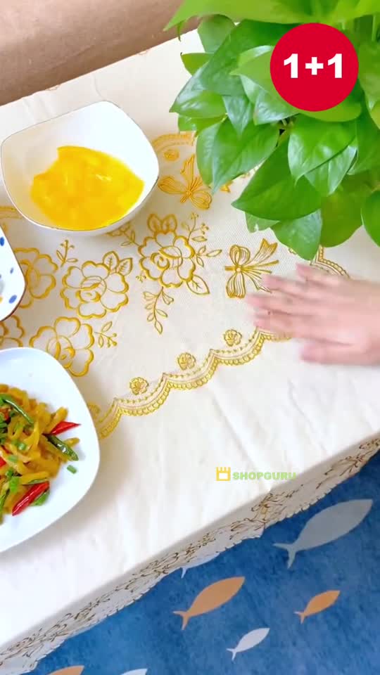Față de masă crem cu motive florale aurii